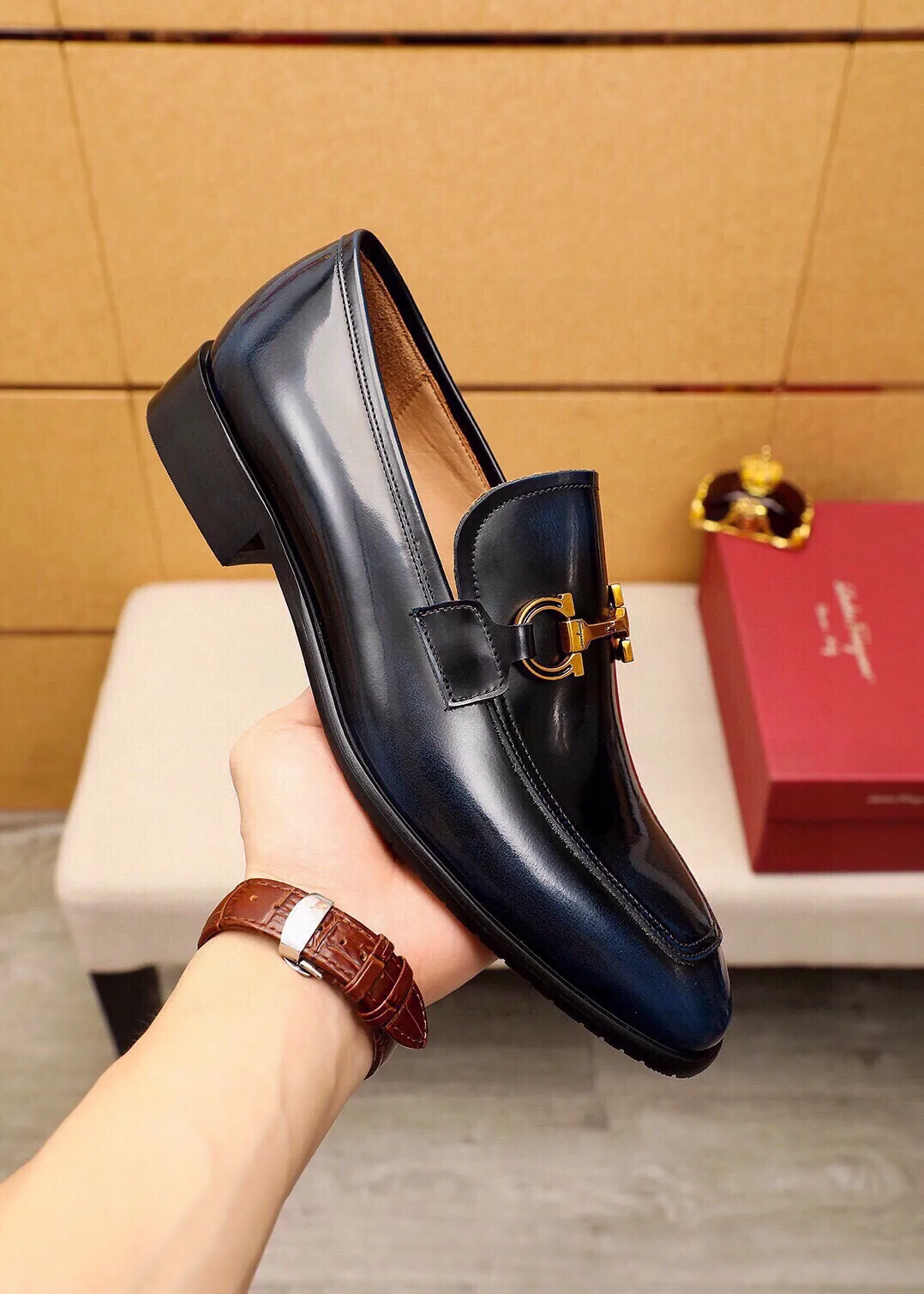 Men's shoes 💰520 💐 Product trademark: Ferragamo "Ferragamo" casual leather shoes Regular size: 38-44 (45🉑️customized) Product materials: Selected imported first-layer open-edge beaded cowhide upper + original hardware buckle, imported water-dyed cowhide leather lining. Strong three-dimensional visual effect, combined outsole Color: 3⃣️colors available